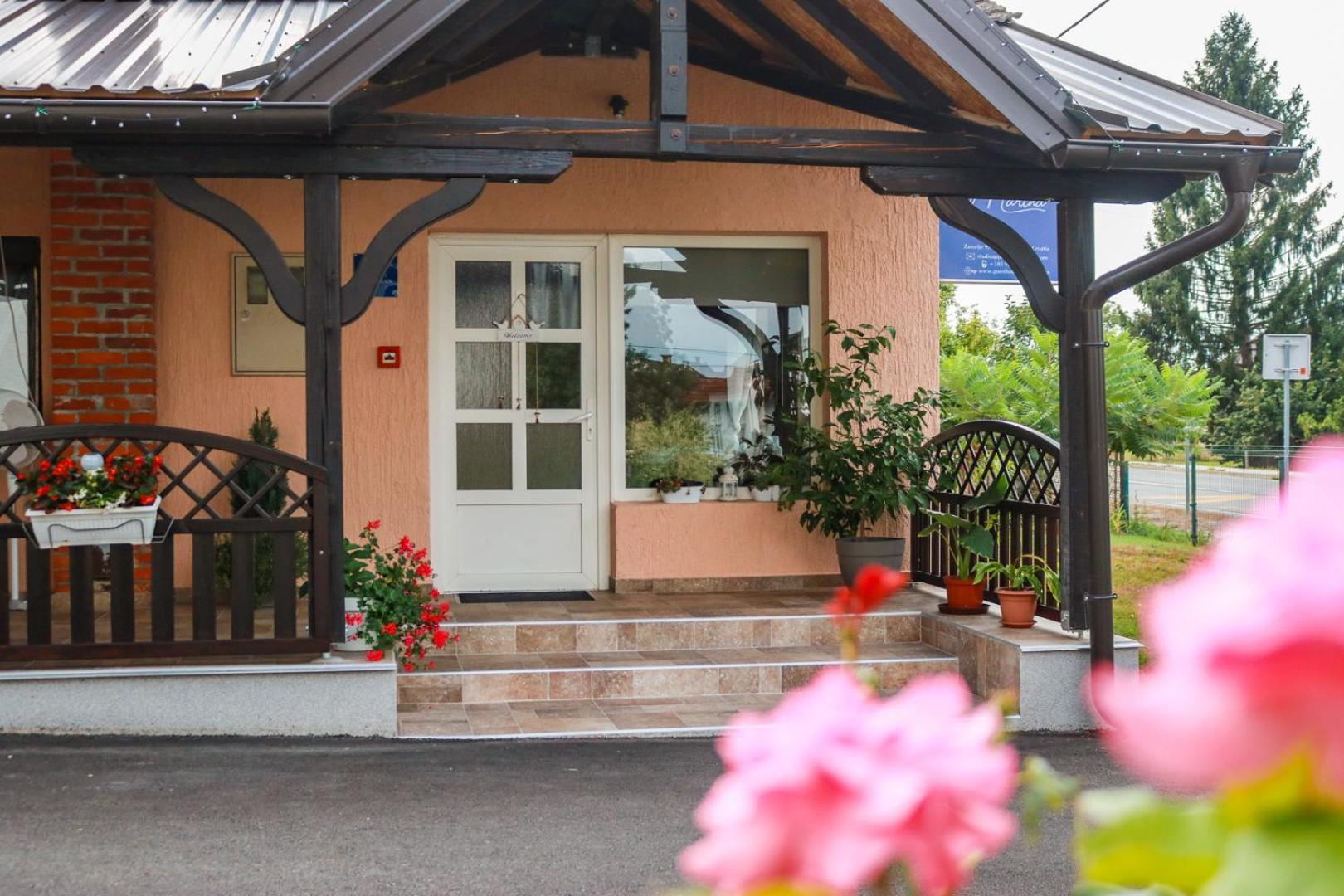 Guest House Studio Apartman Marina - With Jacuzzi, Free Parking, Pet Friendly Karlovac Extérieur photo