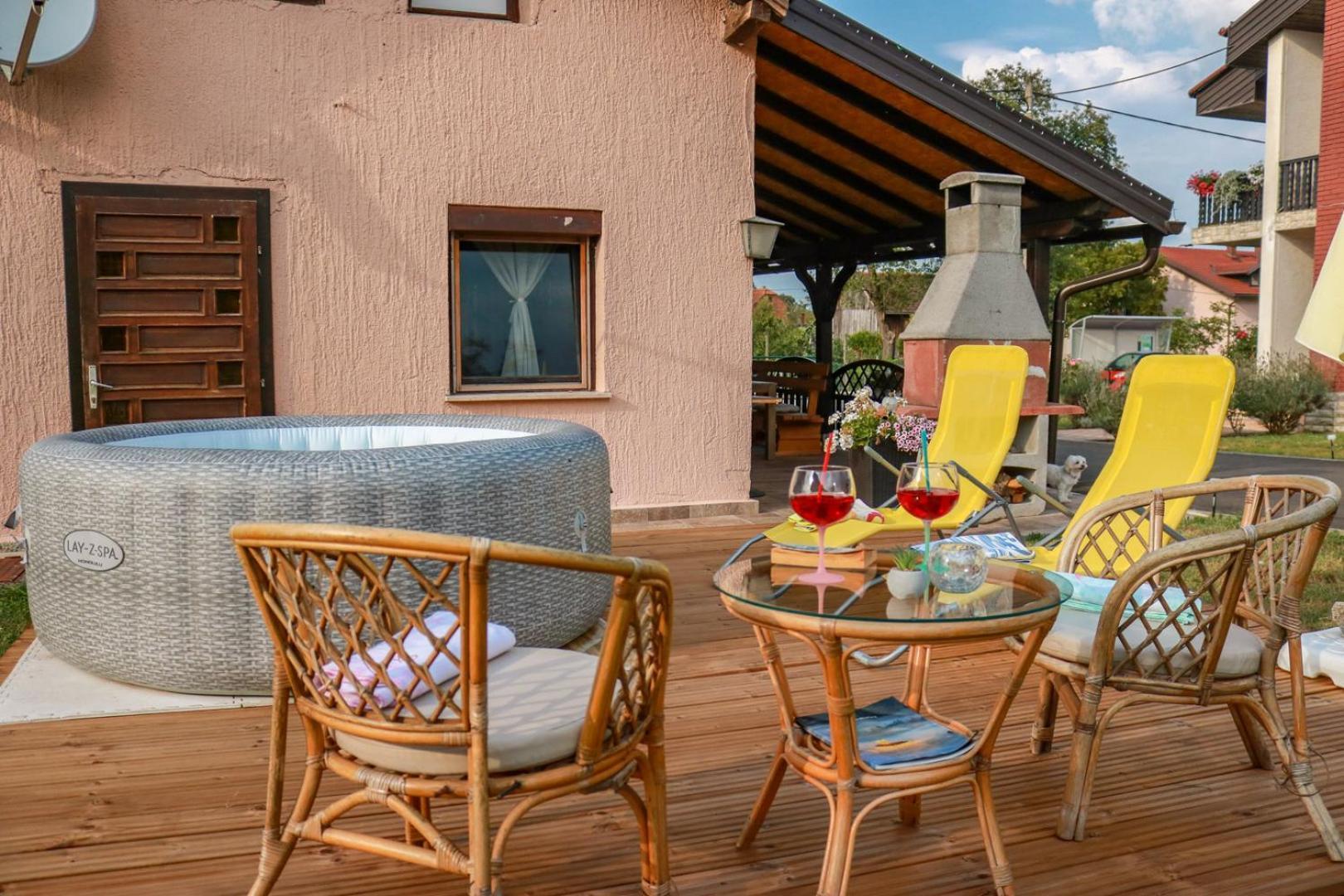 Guest House Studio Apartman Marina - With Jacuzzi, Free Parking, Pet Friendly Karlovac Extérieur photo